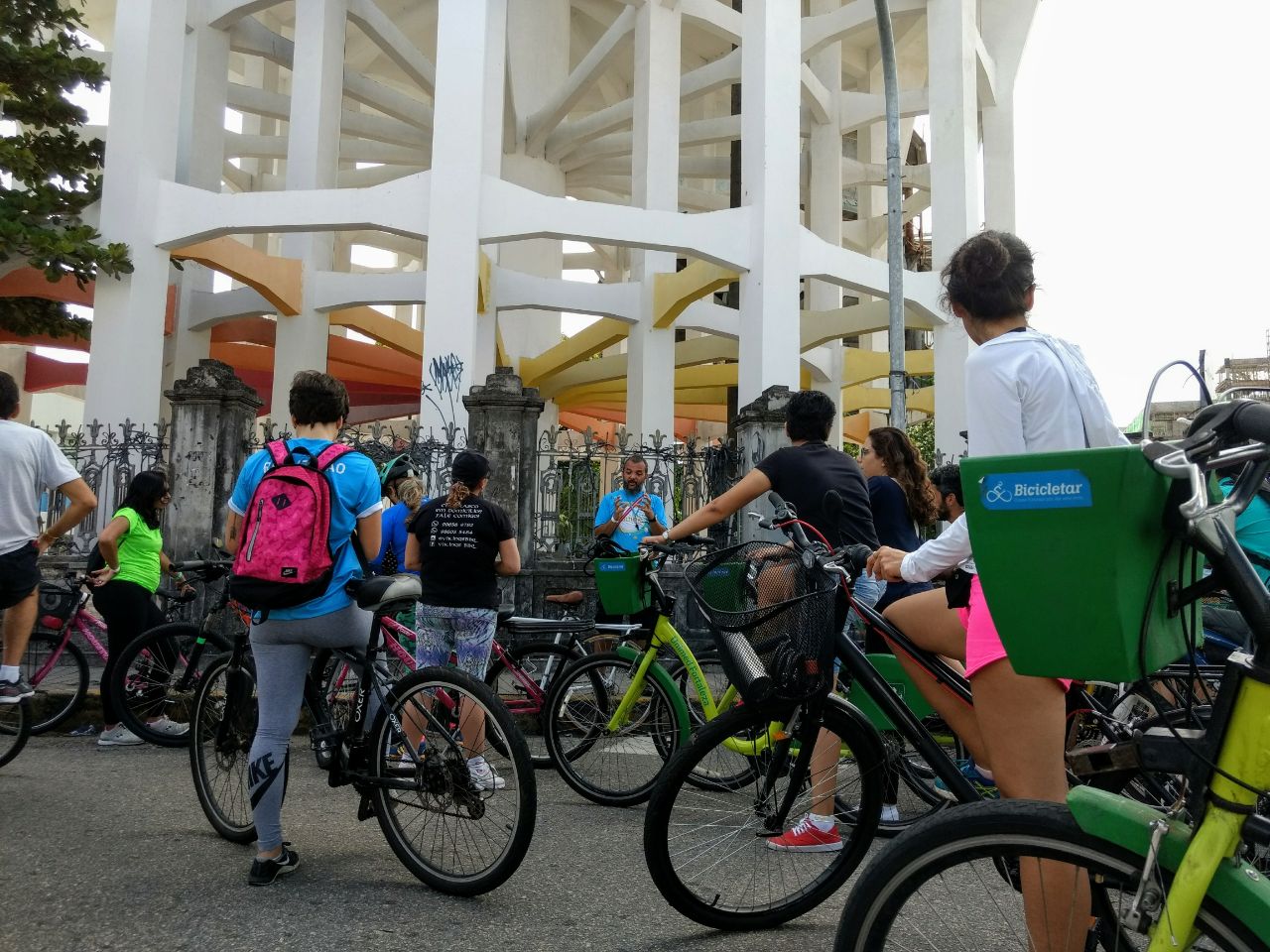 várias ciclistas parados em frente às caixas d´água que ficam em frente à UFC